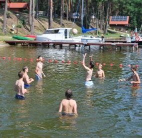 Obóz Mazurskie Chillowanie nad Jeziorem Bęskim Mazury Bęsia wiek 10-18 lat (J1-047)