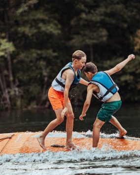 Obóz wodnych przygód na Mazurach – Windsurfing, żagle, supy Mazury Sport Club wiek 9-17 lat 2026 (K1-331)